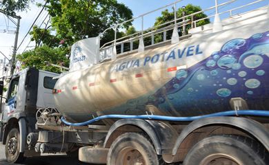 Caminhão-pipa leva água a bairros de Itu