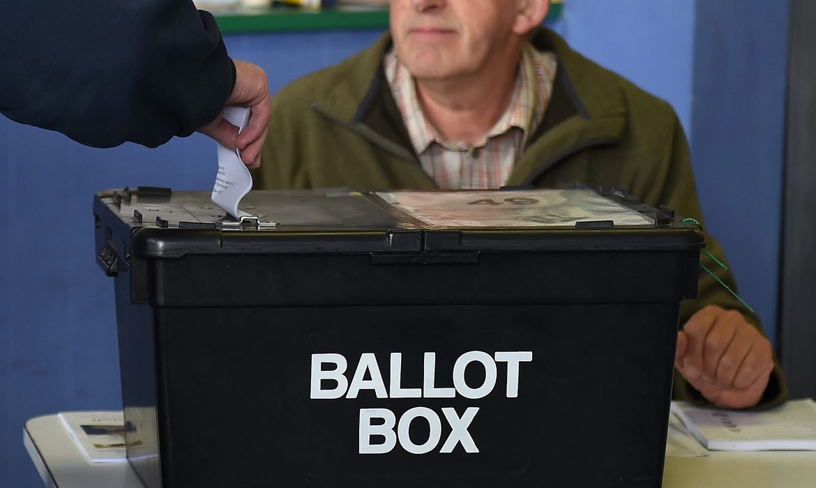 Britânicos votam hoje em eleições gerais no Reino Unido para escolher o futuro primeiro-ministro da nação