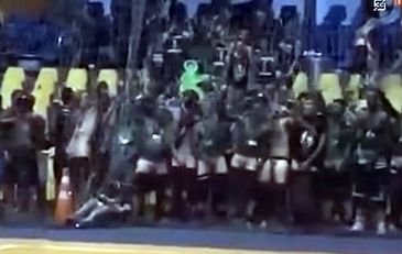 Reprodução Youtube São Carlos (SC) - A Universidade Santo Amaro (Unisa) expulsou estudantes do curso de medicina filmados nus e fazendo atos obscenos durante jogo de vôlei feminino. Reprodução YouTube