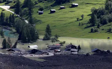 Vilarejo suíço de Blatten soterrado
 29/5/2025    REUTERS/Stefan Wermuth