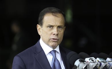 O governador eleito de São Paulo, João Doria, fala à imprensa após encontro com o presidente eleito Jair Bolsonaro no Centro Cultural Banco do Brasil (CCBB), em Brasília, onde funciona o gabinete de transição de governo. 