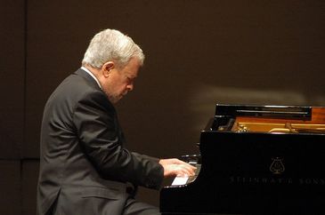 O pianista Nelson Freire executa uma música ao piano