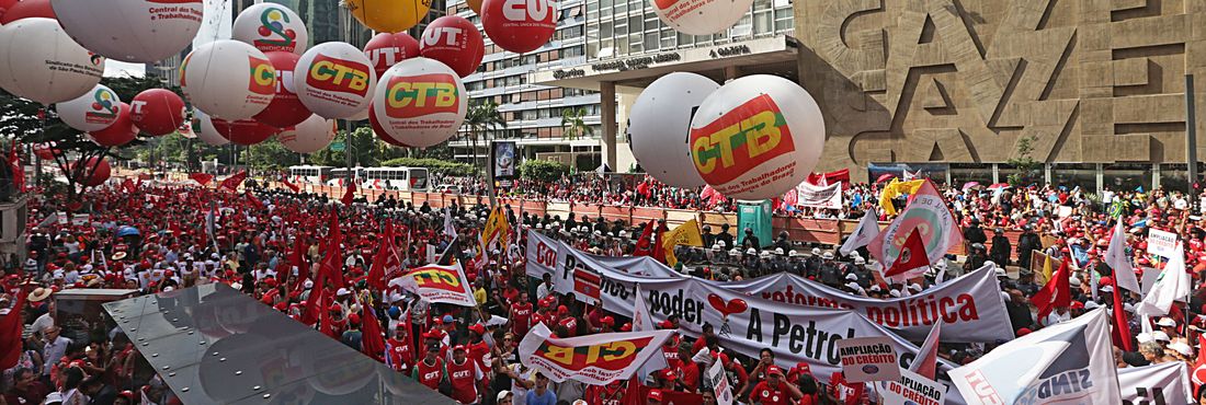 Manifestantes se concentram em frente ao prédio da Petrobras, na Avenida Paulista, antes de ato em defesa da estatal, dos direitos dos trabalhadores, da democracia e da reforma política