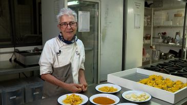 A chefe de cozinha Ana Soares usa o tempero para colorir massas artesanais