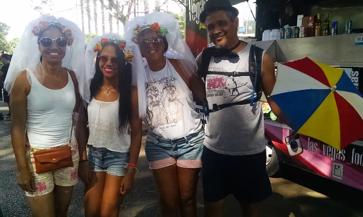 Brasília - A professora Mércia Cruz e sua família vieram de Formosa (GO) para curtir o carnaval em Brasília (Andreia Verdélio/Agência Brasil)