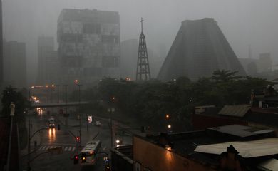  Vista do Centro durante temporal que fez cidade do Rio entrar em estágio de atenção. 