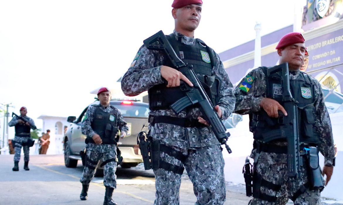 Membros da Força Nacional patrulham uma rua durante uma greve da polícia militar em Fortaleza