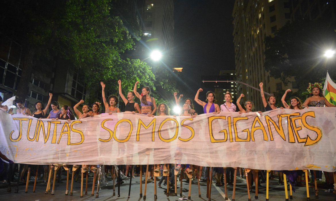 Rio de Janeiro - Diversas entidades e grupos do movimento feminista participam da Marcha Mundial das Mulheres, pela igualdade de gêneros e combate à violência, no centro da cidade (Fernando Frazão/Agência Brasil)