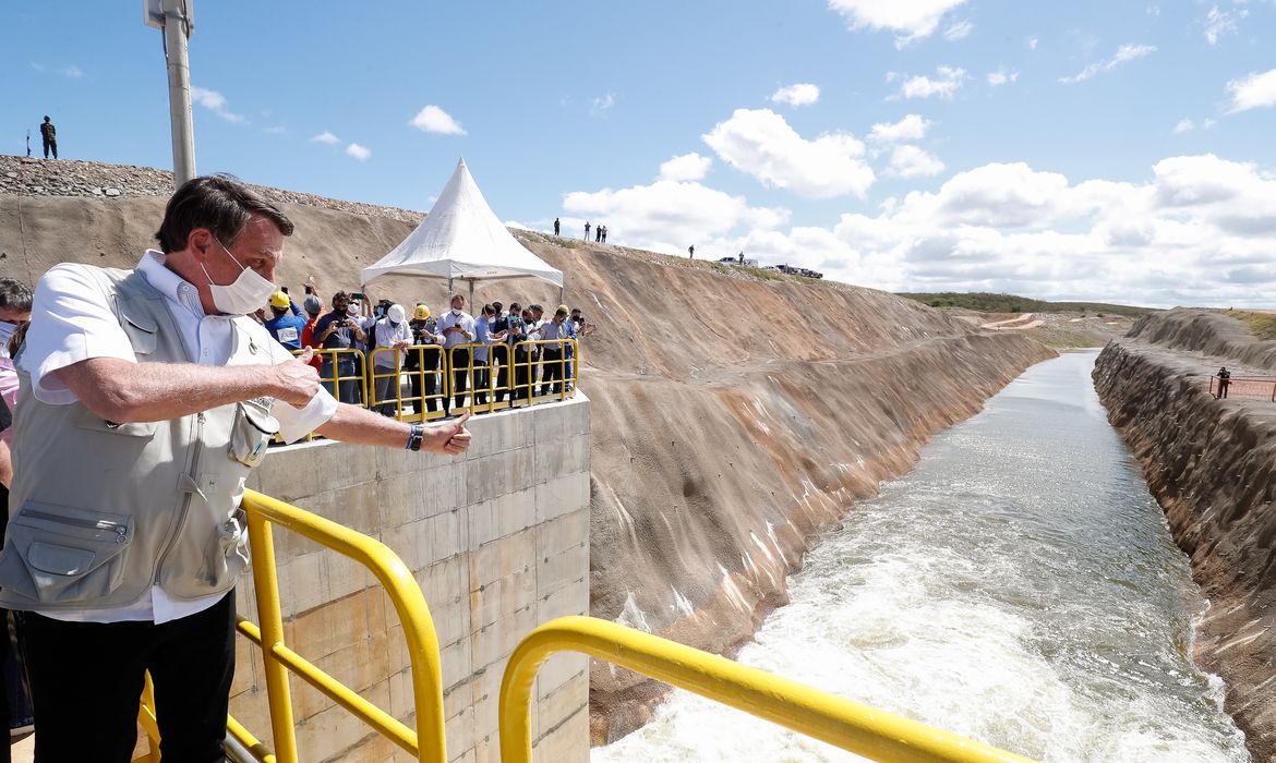 O presidente Jair Bolsonaro, durante a cerimônia de acionamento da comporta que será responsável pela chegada das águas do Eixo Norte do projeto ao estado do Ceará