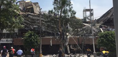 Cidade do México - Vista de um prédio colapsado pelos tremores