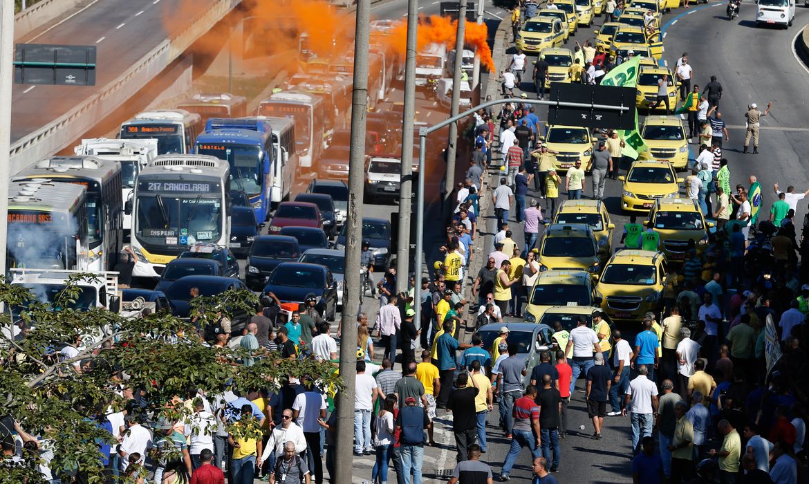 Rio de Janeiro - Taxistas protestam contra aplicativos de transportes de passageiros em carro particular, como nos serviços oferecidos por empresas como Uber e 99 Pop (Tânia Rêgo/Agência Brasil)