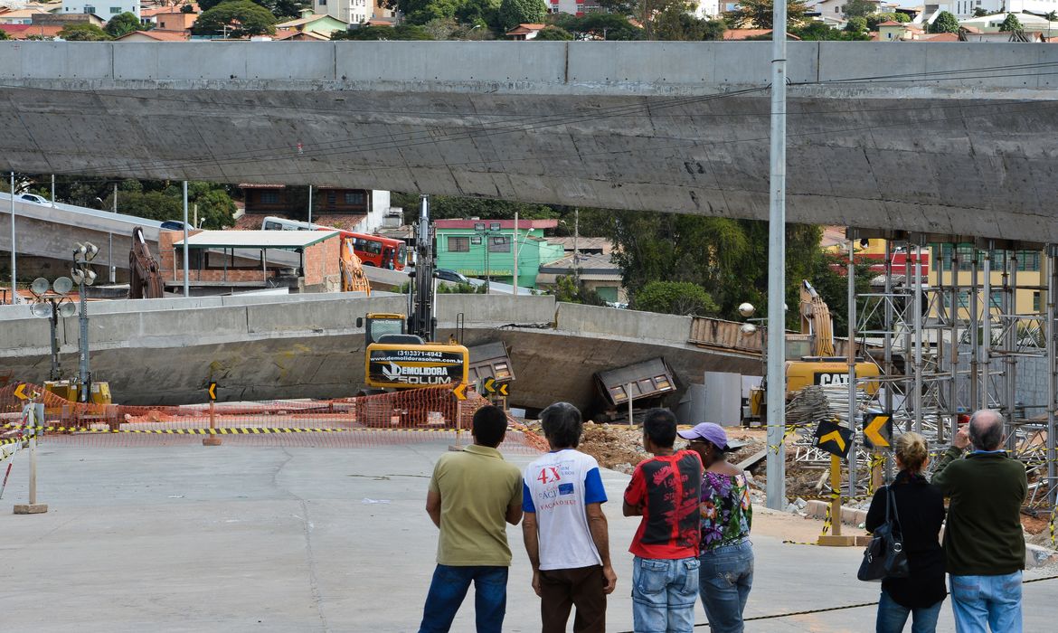 Viaduto Guararapes, que desabou em Belo Horizonte na quinta-feira (3), deixando dois mortos e 23 feridos, e determinou a interdição do local.  (Marcello Casal Jr/Agência Brasil)