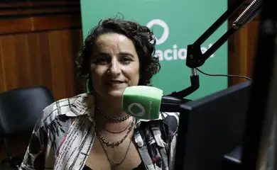 Rio de Janeiro (RJ) 29/04/2024 – A narração de um gol por Luciana Zogaib, da equipe de Esportes da Empresa Brasil de Comunicação (EBC), veiculada na Rádio Nacional, foi premiada no festival de cinema de futebol Cinefoot. Foto: Fernando Frazão/Agência Brasil