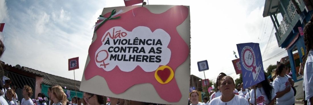 Manifestantes protestam pelo fim da violência contra a mulher