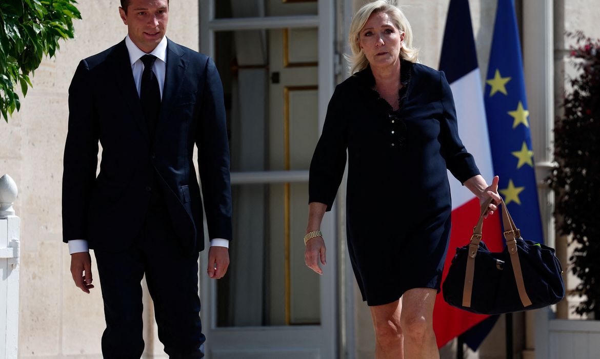 Líderes da extrema-direita francesa Marine Le Pen e Jordan Bardella caminham em frente ao Palácio do Eliseu em dia de reunião com presidente Emmanuel Macron, em Paris
26/04/2024
REUTERS/Gonzalo Fuentes