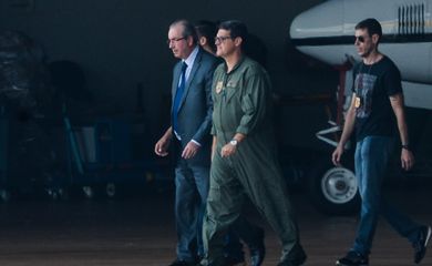 Brasília - O ex-presidente da Câmara dos Deputados, Eduardo Cunha, embarca para Curitiba após ser preso pela Polícia Federal. (Wilson Dias/Agência Brasil)