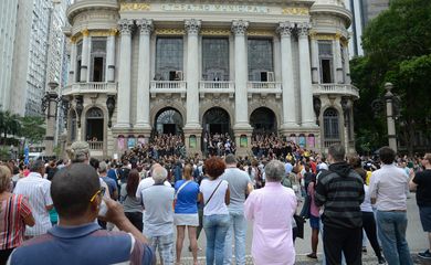 Rio de Janeiro - Funcionários do Theatro Municipal protestam contra a crise financeira do estado com apresentação artística na escadaria do prédio (Tomaz Silva/Agência Brasil)