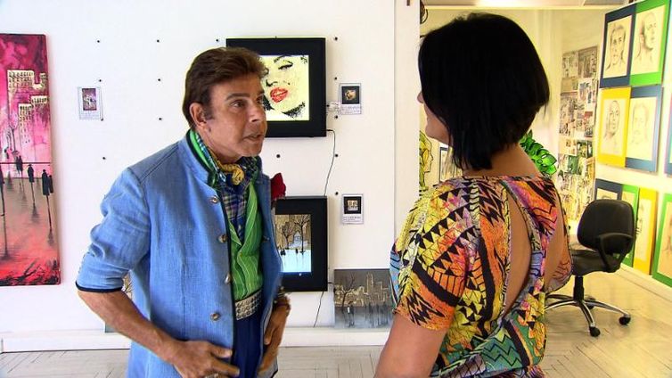 Roberto Camasmie conversa com Roseann Kennedy em sua galeria de arte em São Paulo