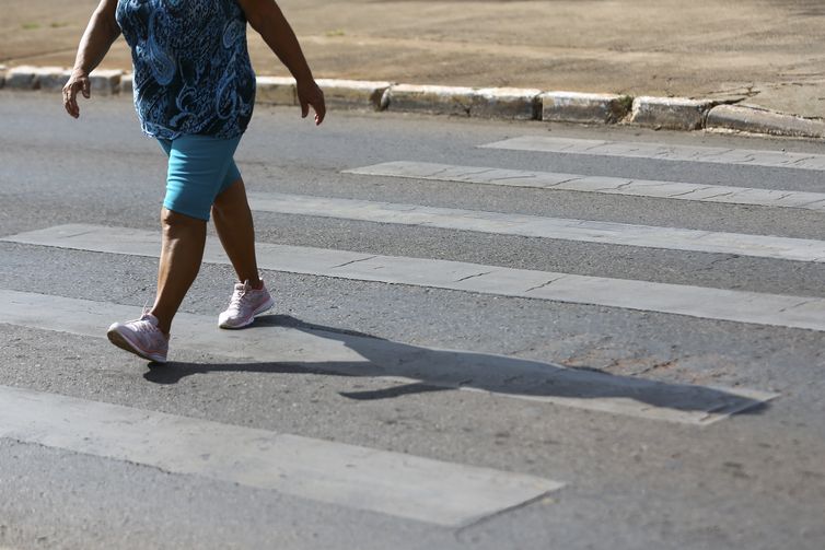 Pedestres atravessam faixa em Brasília. Há 24 anos, a capital federal instituiu o respeito ao pedestre na faixa, comportamento que é exemplo de cidadania e motivo de orgulho para os brasilienses.