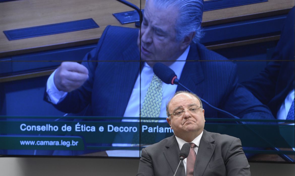 Brasília - Conselho de Ètica da Câmara ,mesa E/D. Deputado Cândido Vacarezza, secretaria da mesa, pr do conselho de ética, deputado Ricardo Izar, e o relator deputado Júlio Delgado. O deputado Cândido Vacarezza, depoem no conselho de ètica