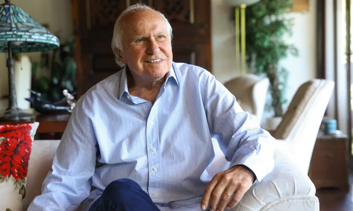 Rio de Janeiro (RJ), 19/12/2024 - O diretor artístico e maestro titular da Orquestra Petrobras Sinfônica, Isaac Karabtchevsky, durante sessão fotográfica para a Agência Brasil. Foto: Tomaz Silva/Agência Brasil