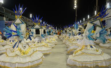 Rio de Janeiro - Acadêmicos do Sossego abre desfile das escolas de samba da Série A com enredo sobre a atriz Zezé Mota no Sambódromo. ( Fernando Frazão/Agência Brasil)