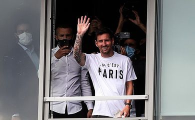 Lionel Messi chega a Paris após acertar com o Barcelona