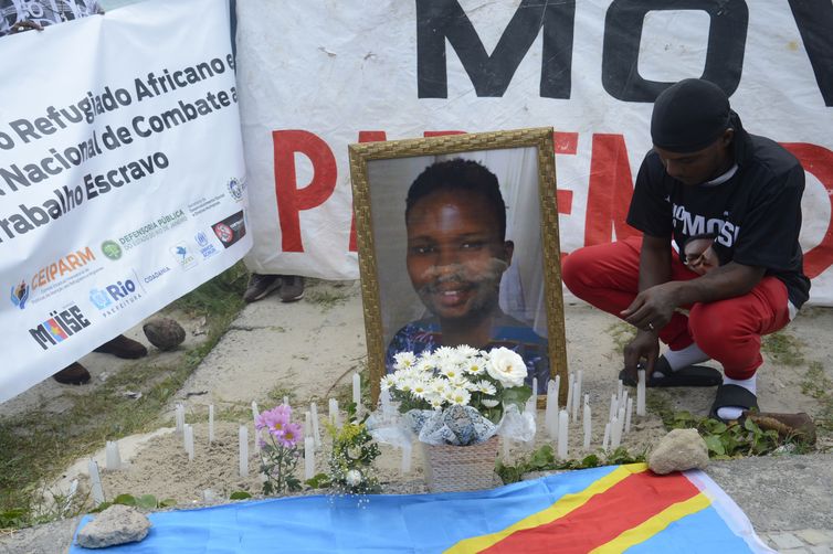 Ato em memória do congolês Moïse Kabagambe é realizado no quiosque onde ele morreu após ser espancado, na Barra da Tijuca, na zona oeste do Rio de Janeiro