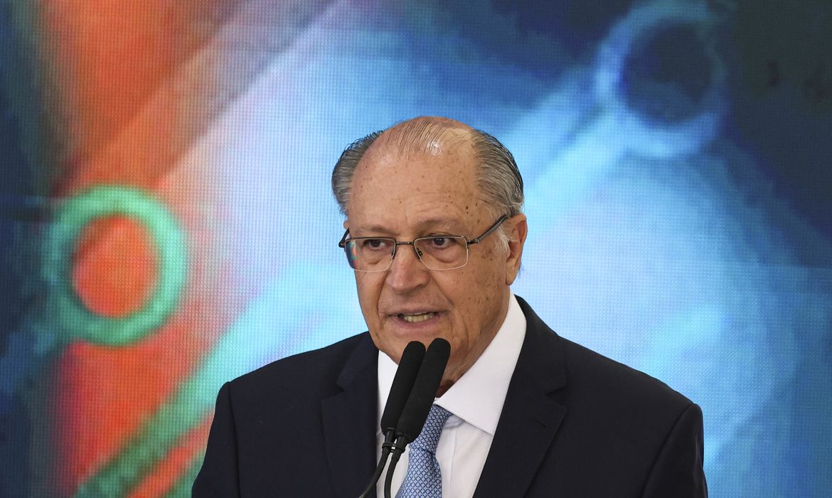 Brasília (DF), 11/09/2024 - O vice-presidente e ministro do Desenvolvimento, Indústria, Comércio e Serviços, Geraldo Alckmin, durante a cerimônia Nova Indústria Brasil - Missão 4: Indústria e Revolução Digital, no Palácio do Planalto. Foto: Marcelo Camargo/Agência Brasil