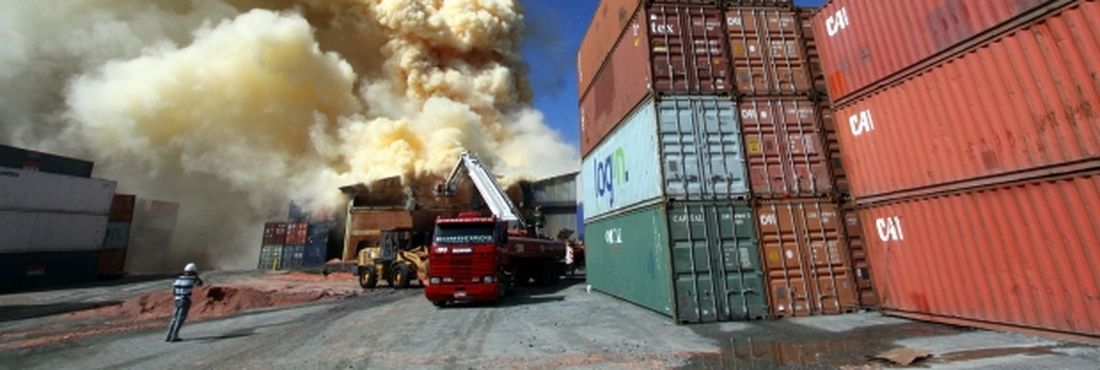 Força-tarefa é montada para atuar em local de explosão em uma fábrica de fertilizantes, na cidade de São Francisco do Sul (SC)