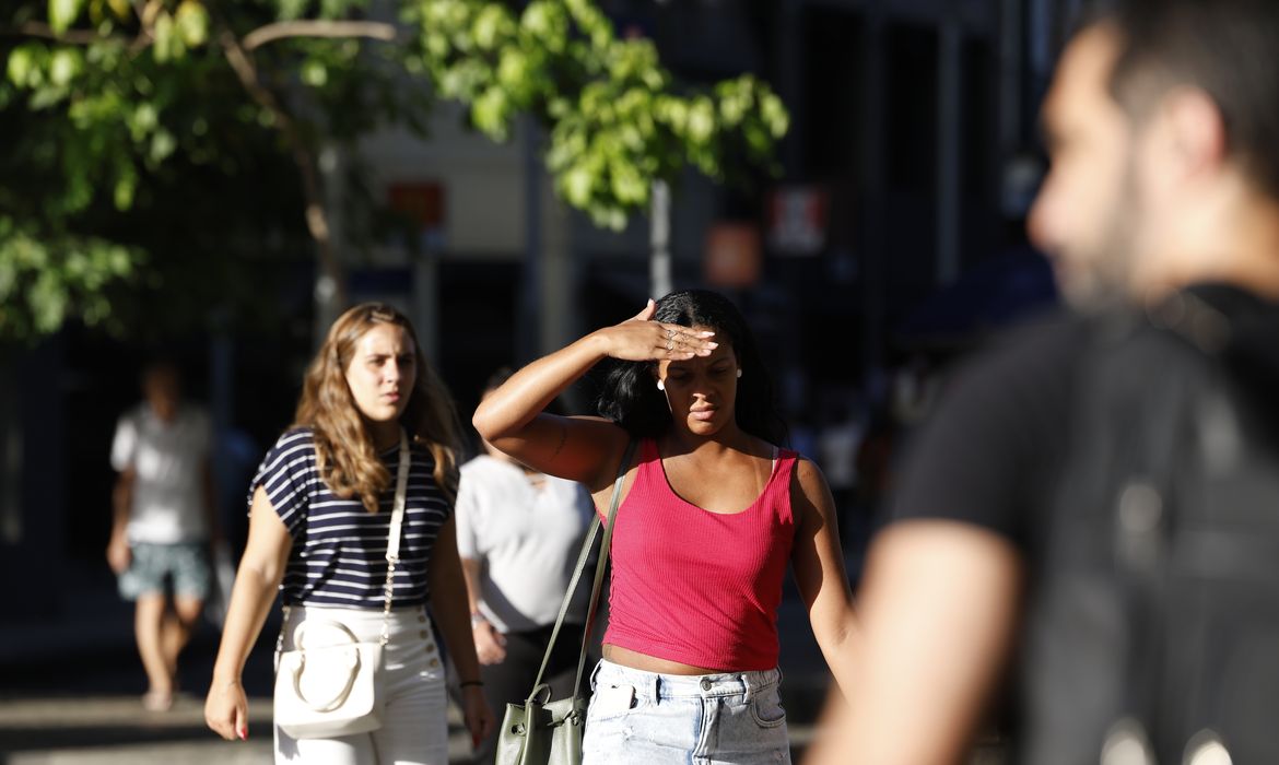 Rio de Janeiro (RJ) 20/02/2025 – Pessoas se protegem do sol na região central da cidade durante onda de calor. Foto: Fernando Frazão/Agência Brasil