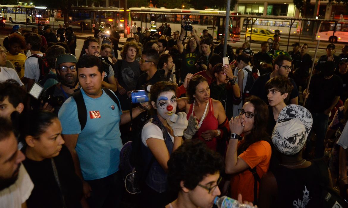 Manifestantes foram detidos pela Polícia Militar durante protesto contra a Copa do Mundo, no Rio de Janeiro(Tomaz Silva/Agência Brasil)