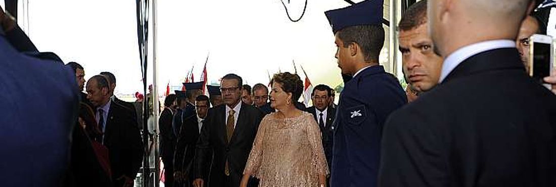 Dilma chega ao Congresso para a posse como presidenta reeleita ao lado do deputado Henrique Alves (PMDB)