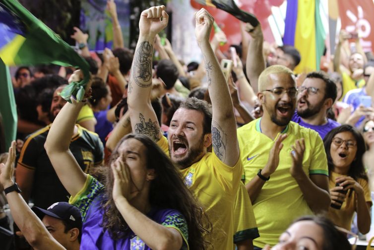 Torcedores acompanham o jogo Brasil x Suiça na 506 sul