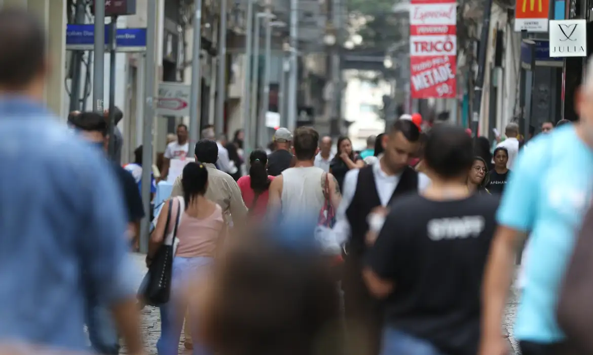 Movimentação de pessoas nas ruas do centro da cidade.