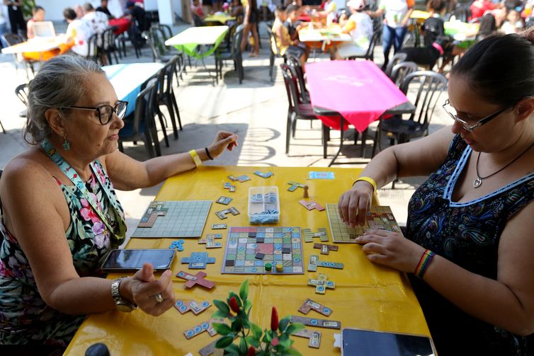 Rio de Janeiro (RJ), 11/11/2023 - Ana Montenegro e sua filha Flavia Montenegro participam do encontro. O SeJoga, grupo LGBTQIA+ periférico, promove encontro de acolhimento com jogos de tabuleiro, na Penha, zona norte da cidade. Foto: Tânia Rêgo/Agência Brasil