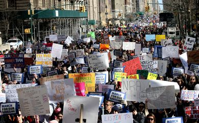 Milhares de manifestantes se reúnem no Central Park West em protesto pelo controle de armas nos Estados Unidos as armas