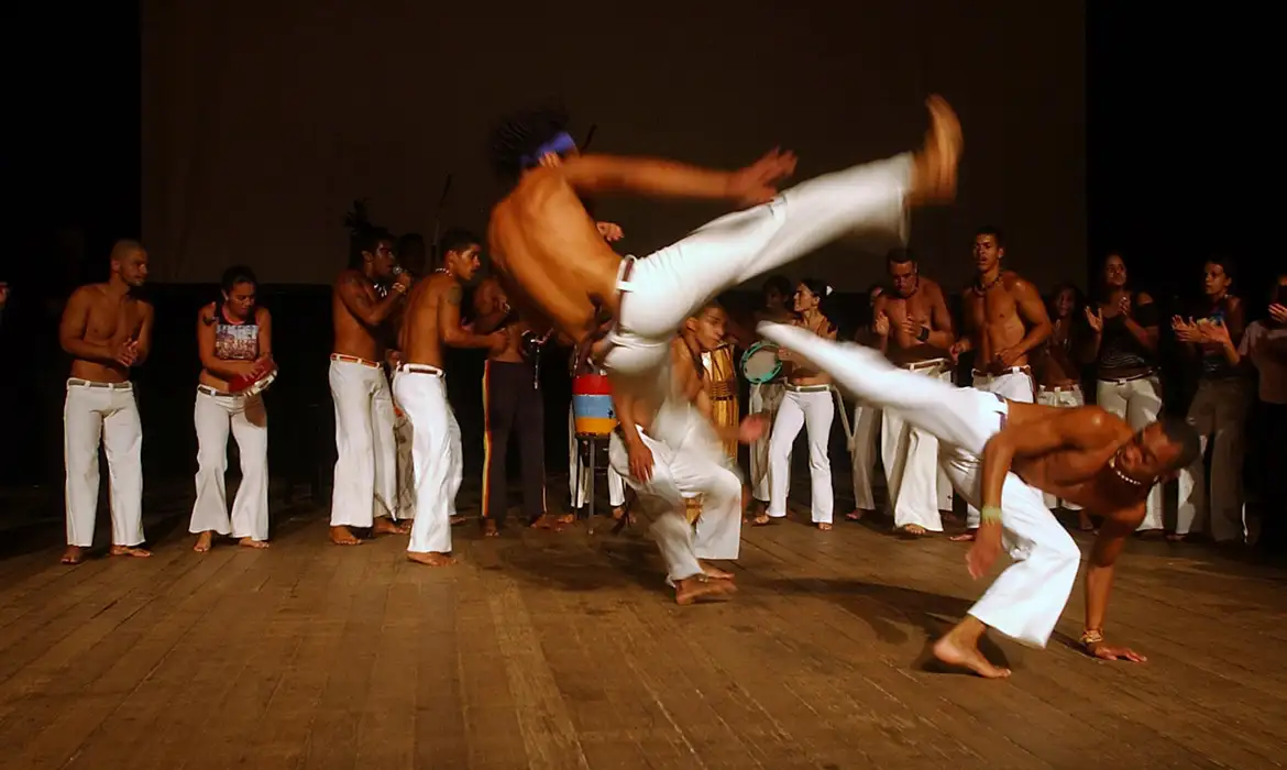 Grupo de capoeira do Centro Cultural Sol Nascente da Cidade Satelite de Ceilandia (DF), faz durante aula inaugural do segundo grupo de alunos inscritos no Projovem-DF Foto: Elza Fiúza/ABr