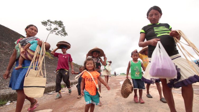 Indígenas da etnia Warao buscam melhores condições de vida no Brasil
