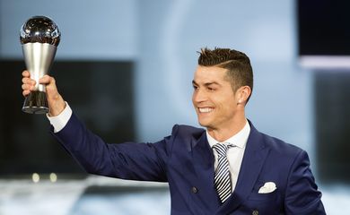 O português Cristiano Ronaldo leva o prêmio de melhor jogador do ano da Fifa