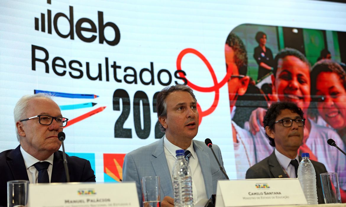 Brasília (DF), 14.08.2024 - O ministro da Educação, Camilo Santana, o presidente do Instituto Nacional de Estudos e Pesquisas Educacionais Anísio Teixeira (Inep), Manuel Palacios, e o Diretor de Estatísticas do INE Carlos Moreno divulgam os resultados de 2023 do Índice de Desenvolvimento da Educação Básica (Ideb). Foto: José Cruz/Agência Brasil