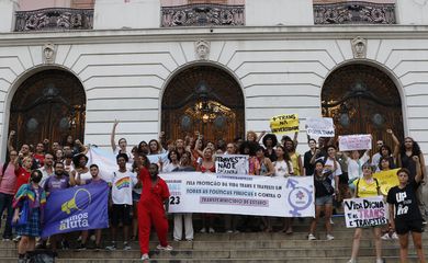 Ato pela Visibilidade Trans e Travesti reúne pessoas em luta contra a transfobia e discriminação em frente à Câmara Municipal, na Cinelândia.