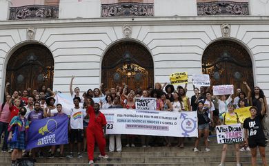 Ato pela Visibilidade Trans e Travesti reúne pessoas em luta contra a transfobia e discriminação em frente à Câmara Municipal, na Cinelândia.  