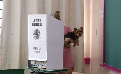 Eleitores votam no segundo turno das eleições para prefeito na Escola Municipal de Ensino Fundamental Celso Leite Ribeiro Filho, na Bela Vista.