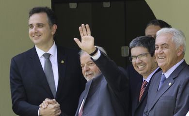 O presidente eleito, Luis Inácio Lula da Silva, acompanhado de seu vice, Geraldo Alckmin e de coordenadores da transição, posam para foto após reunião com o presidente do Senado, Rodrigo Pacheco