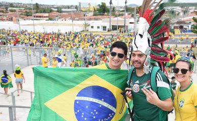 Torcedores começam a chegar para o jogo entre as seleções do Brasil e México, na Arena Castelão, em Fortaleza (Marcello Casal Jr/Agência Brasil)