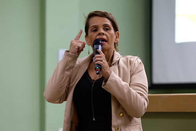 Rio de Janeiro (RJ), 09/06/2024 - Andressa Laranjeiras, mother of Matheus Laranjeiras, who was killed in October 2021 during police activity in Maricá (RJ), speaks during a meeting of mothers selected through a selection process that distributed 100 scholarships to mothers of young people killed in police operations who will collaborate with research at UFRJ, in the Public Defender's Office of the state of Rio. The initiative is from the Network for the Care of People Affected by State Violence (RAAVE). Photo: Tânia Rêgo/Agência Brasil