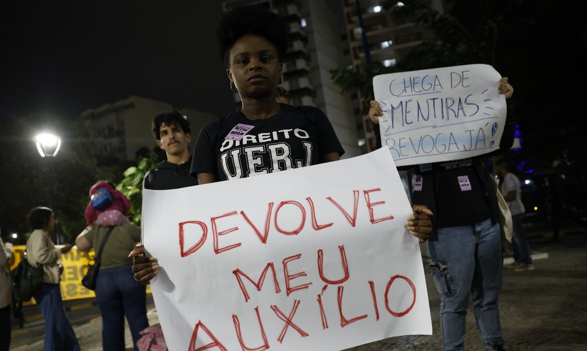 Rio de Janeiro (RJ) 29/07/2024 – Estudantes da Universidade do Estado do Rio de Janeiro (Uerj) protestam contra cortes e limitação de benefícios que garantem a permanência estudantil, como auxílio-alimentação e bolsa de apoio a alunos em vulnerabilidade social.  Foto: Fernando Frazão/Agência Brasil