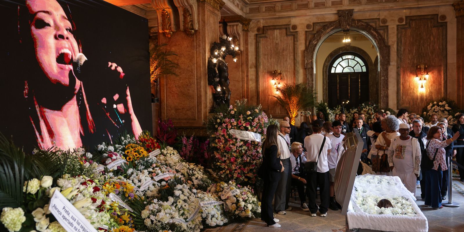 Fãs formam longas filas no Theatro Municipal do Rio de Janeiro para se despedir de Preta Gil