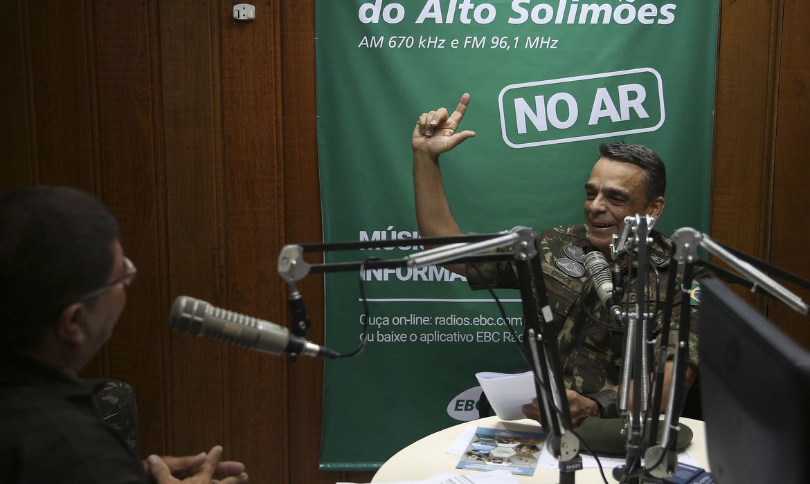 Tabatinga (AM) - O chefe do Estado-Maior Combinado da AmazonLog17, general de brigada Antonio Manoel de Barros, concede entrevista sobre o evento à Radio Nacional do Alto Solimões (Antonio Cruz/Agência Brasil)
